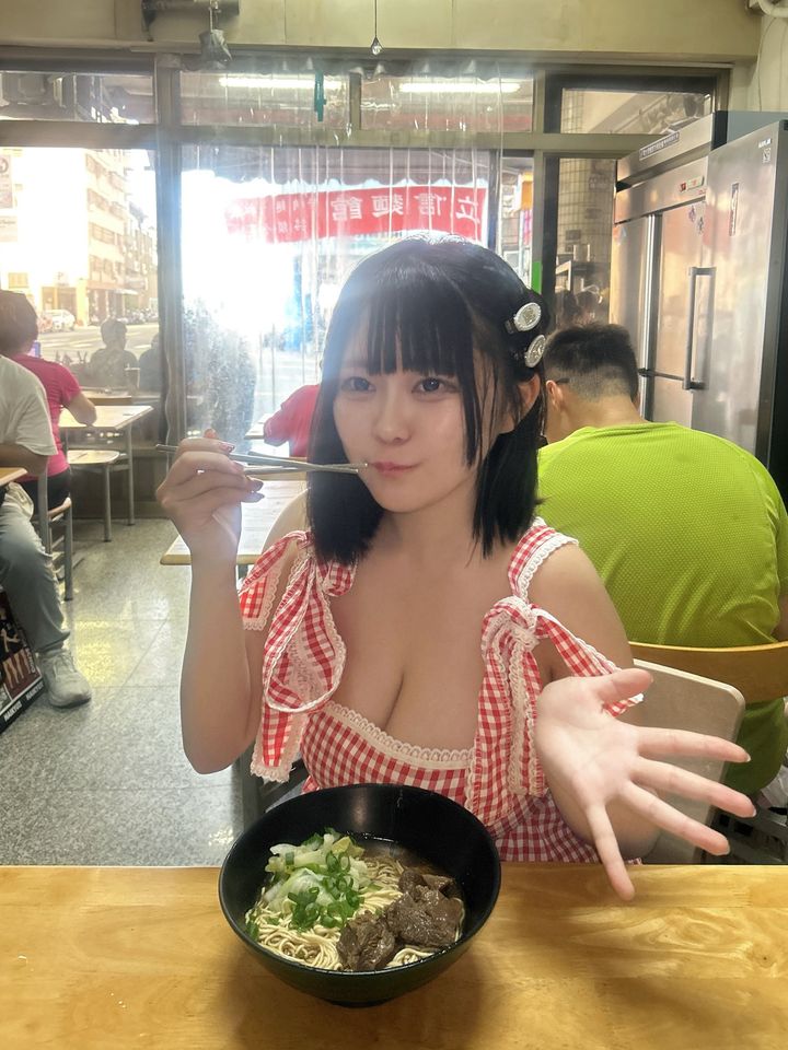 ▲▼櫻花妹吃高雄牛肉麵。(圖/翻攝自X/utanechan_25)