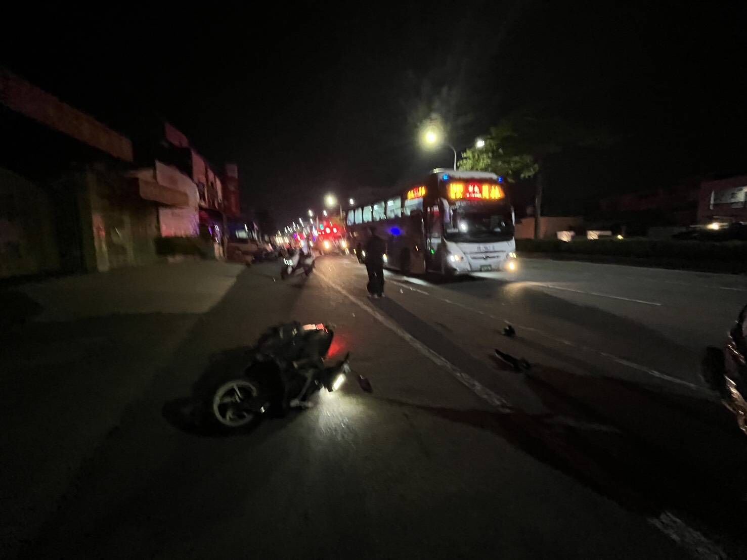 ▲▼ 彰化台一線花壇鄉中山路發生騎車男女撞轎車再遭公車撞擊。(圖/記者唐詠絮翻攝)