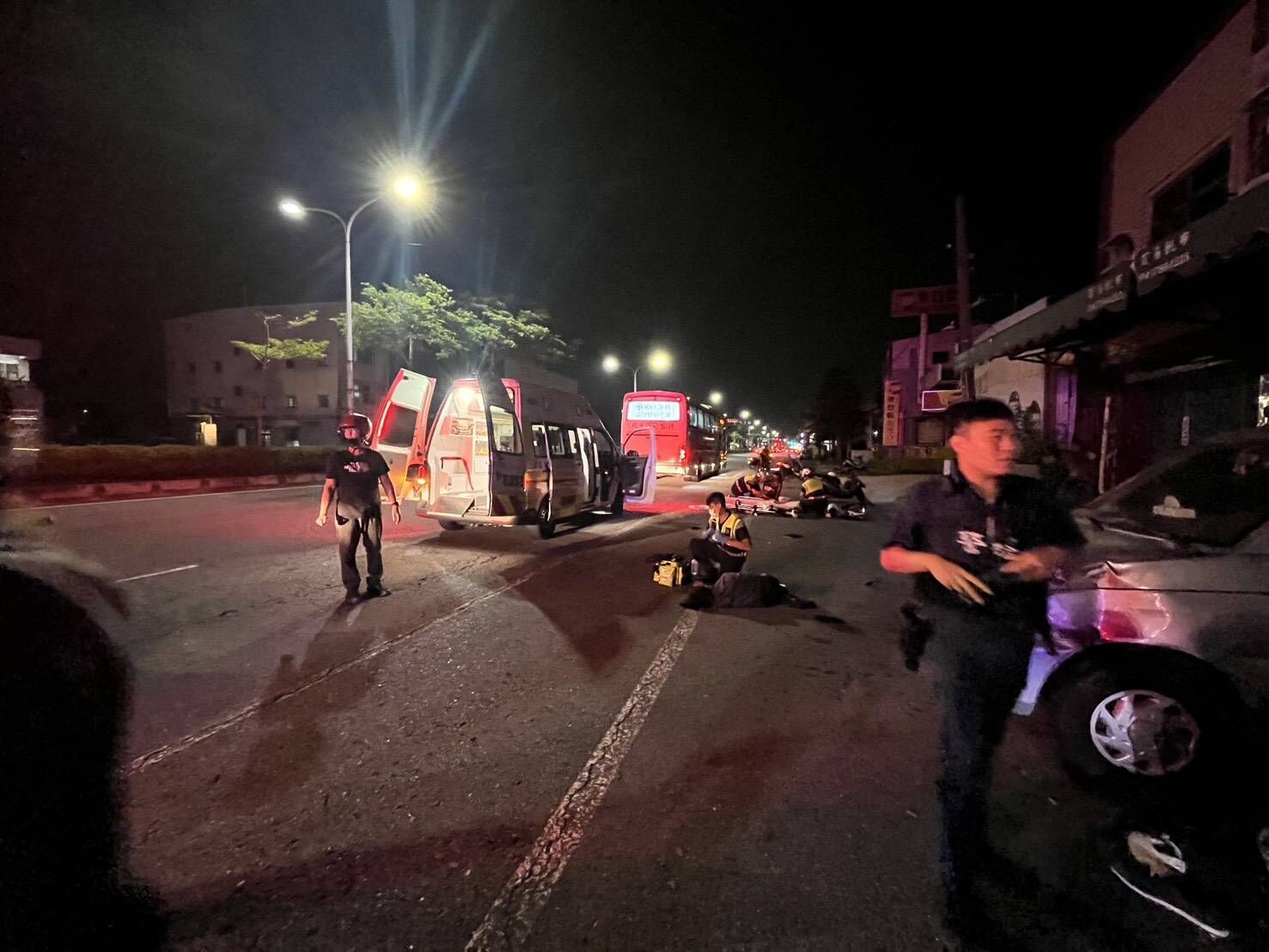 ▲▼ 彰化台一線花壇鄉中山路發生騎車男女撞轎車再遭公車撞擊。(圖/記者唐詠絮翻攝)