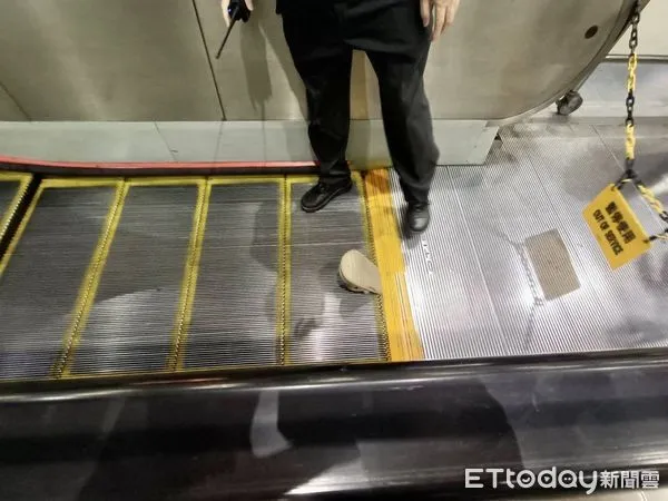 ▲新埔捷運站手扶梯遭洞洞鞋卡住故障,造成4名旅客跌倒2人受傷。(圖/記者陸運陞翻攝)