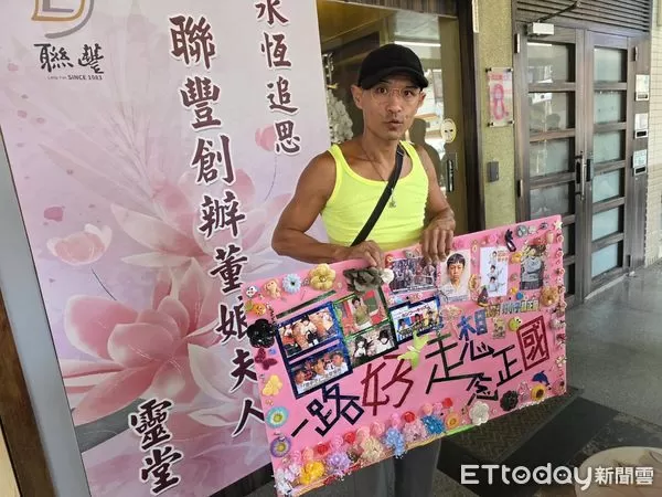 ▲游先生自製海報送別顏正國。(圖/記者葉文正攝)