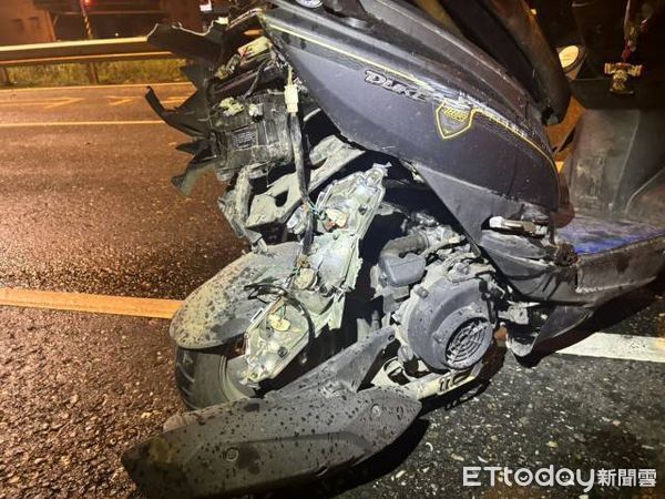 ▲▼機車與自小客於路口發生交擦撞,機車與小客車都受損嚴重。(圖/鳳林警分局提供,下同)