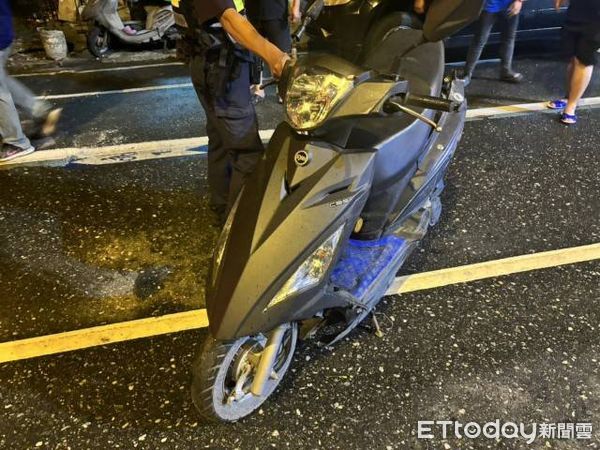 ▲▼機車與自小客於路口發生交擦撞,機車與小客車都受損嚴重。(圖/鳳林警分局提供,下同)
