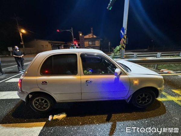 ▲▼機車與自小客於路口發生交擦撞,機車與小客車都受損嚴重。(圖/鳳林警分局提供,下同)