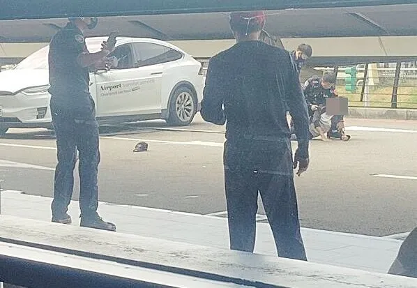 ▲桃園機場上月20日發生機場黃牛非法載運旅客遭航警攔查拒檢,航警連開8槍制止事件引發矚目。(資料照/民眾提供)