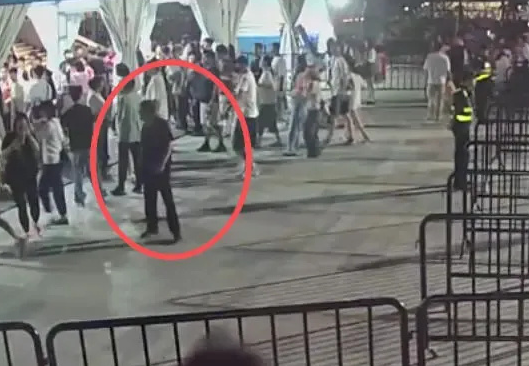 ▲劉男在現場遭警方逮捕。(圖/翻攝自微博)