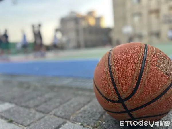 ▲打籃球,籃球,示意,鬥牛,比賽,運動,籃筐,籃框。(圖/記者許權毅攝)