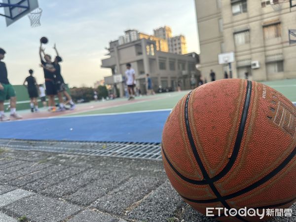 ▲打籃球,籃球,示意,鬥牛,比賽,運動,籃筐,籃框。(圖/記者許權毅攝)