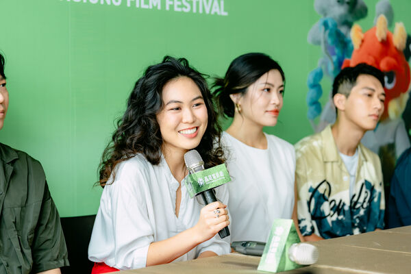 ▲「高雄拍」短片《工》導演吳承筠、製片黃映潔與《這不是我的牛》導演林治文、演員林澤凱、陳泰河;《黑暗時期的虛構狂想》導演陳梓桓、製片沈俞樺。(圖/高雄電影節提供)