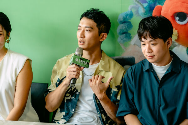 ▲「高雄拍」短片《工》導演吳承筠、製片黃映潔與《這不是我的牛》導演林治文、演員林澤凱、陳泰河;《黑暗時期的虛構狂想》導演陳梓桓、製片沈俞樺。(圖/高雄電影節提供)