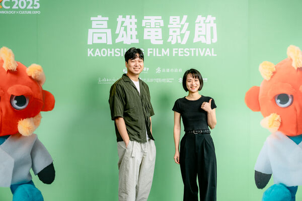 ▲「高雄拍」短片《工》導演吳承筠、製片黃映潔與《這不是我的牛》導演林治文、演員林澤凱、陳泰河;《黑暗時期的虛構狂想》導演陳梓桓、製片沈俞樺。(圖/高雄電影節提供)