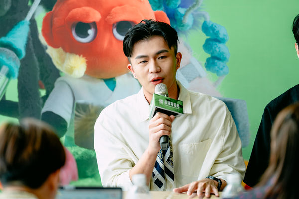 ▲「高雄拍」短片《人魚漢斯》導演黃詩柔、紀培慧;《看現場》導演臧晟傑、演員周健瑜;《耳鳴》導演黃洛瑤、演員鄧筠熹。(圖/高雄電影節提供)