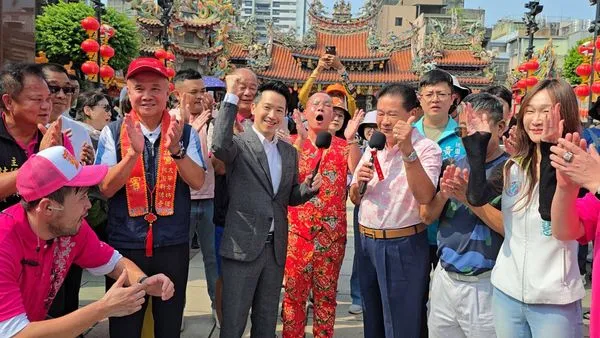 ▲▼ 何志偉副秘書長八德扶轎祈福 盼每位女孩能自由做自己