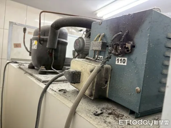 ▲台南市東區府連路一處店家冰箱疑電線短路起火,所幸火勢迅速撲滅。(記者林東良翻攝,下同)