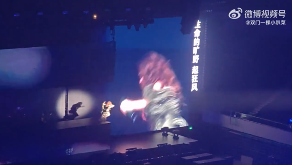 ▲▼張靚穎開唱「跌落2公尺高台」掀驚叫!(圖/翻攝自微博)