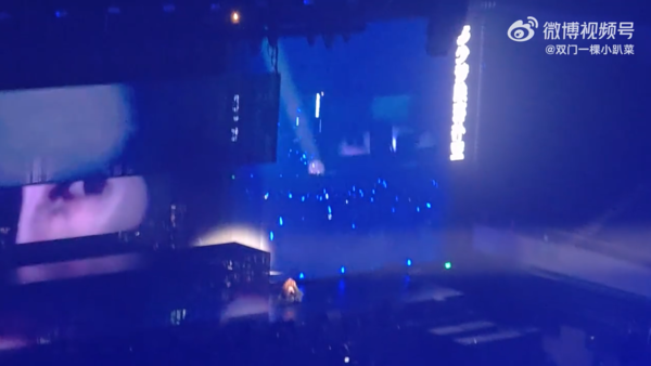 ▲▼張靚穎開唱「跌落2公尺高台」掀驚叫!(圖/翻攝自微博)