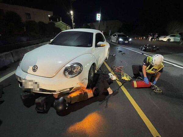 ▲彰化花壇鄉與轎車相撞,機車騎士受困車底傷重送醫。(圖/消防提供)