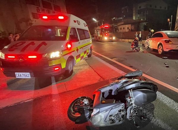 ▲彰化花壇鄉與轎車相撞,機車騎士受困車底傷重送醫。(圖/消防提供)