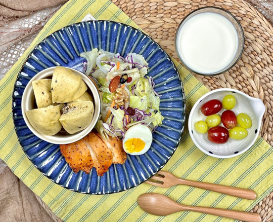▲▼新竹臺大分院辜元融營養師設計的奶素食早餐示範,優格、水果與燕麥補足蛋白質。(圖/新竹臺大分院提供)