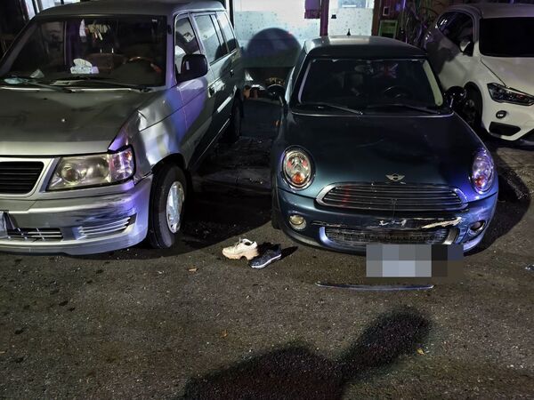 ▲▼ 彰化台一線花壇鄉中山路發生騎車男女撞轎車再遭公車撞擊。(圖/記者唐詠絮翻攝)