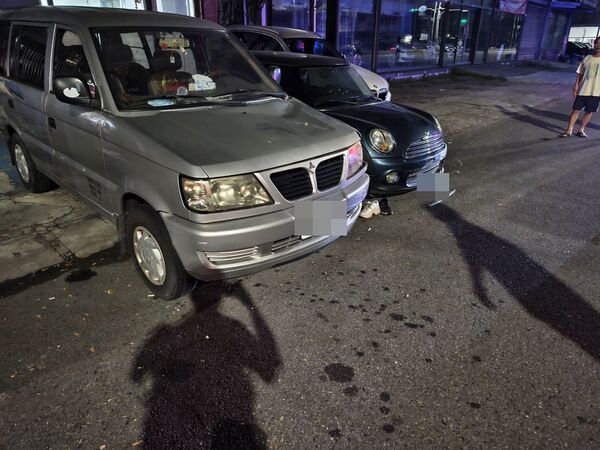 ▲▼ 彰化台一線花壇鄉中山路發生騎車男女撞轎車再遭公車撞擊。(圖/記者唐詠絮翻攝)