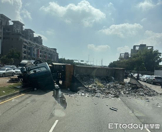 ▲▼1輛大貨車自撞安全島側翻佔用對向3車道。(圖/民眾提供,下同)