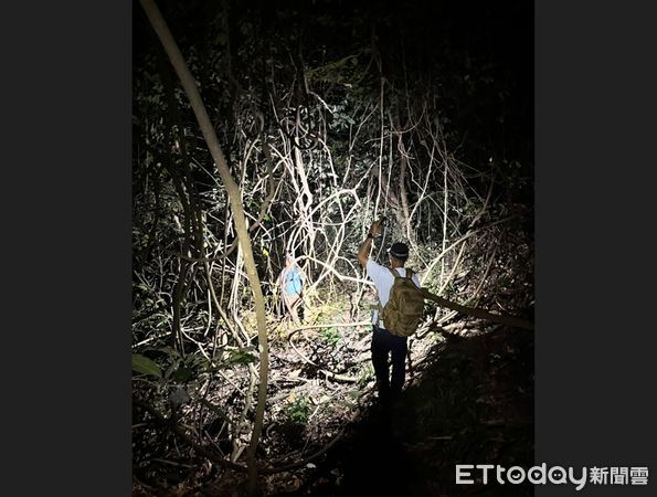 ▲▼陳姓山友獨攀竹山鎮陳東坑山迷路,警義消急救員。(圖/記者高堂堯翻攝)