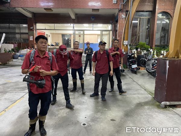 ▲▼陳姓山友獨攀竹山鎮陳東坑山迷路,警義消急救員。(圖/記者高堂堯翻攝)