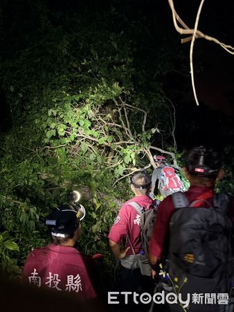 ▲▼陳姓山友獨攀竹山鎮陳東坑山迷路,警義消急救員。(圖/記者高堂堯翻攝)