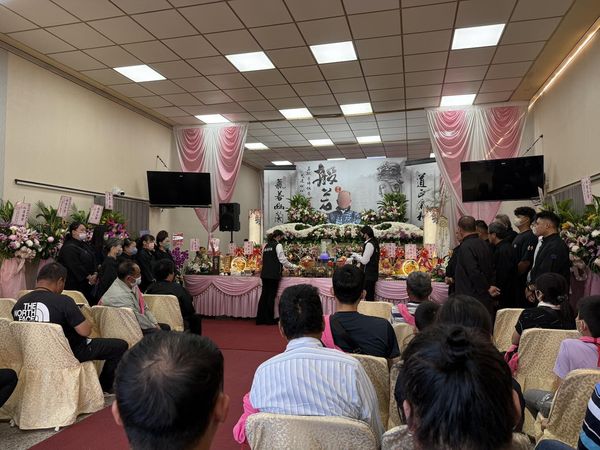 ▲▼花蓮百歲罹難者盧阿公告別式,6個女兒泣不成聲。(圖/翻攝議員楊華美臉書)