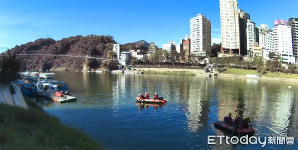 ▲釣客發現張男浮在碧潭湖面,警消將其救起已明顯死亡。(圖/記者陸運陞翻攝)