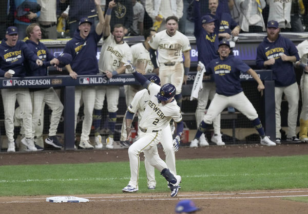 ▲我們終於跨過那道坎!釀酒人三轟闖NLCS 6年首輪出局史告終。(圖/路透)