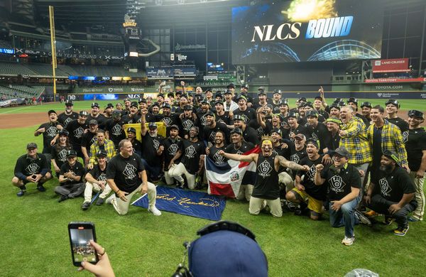 ▲我們終於跨過那道坎!釀酒人三轟闖NLCS 6年首輪出局史告終。(圖/路透)