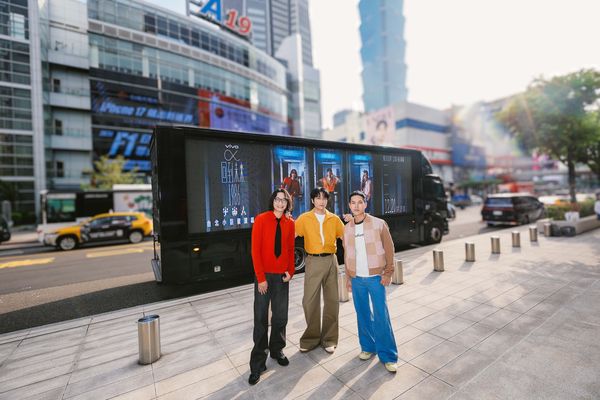 ▲▼ 宇宙人見宣傳車驚呼:「像是穿越回七年前。」(圖/相信音樂提供)