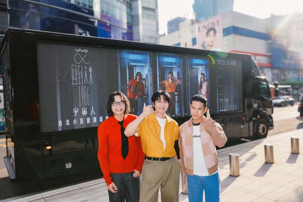 ▲▼ 宇宙人「回到未來」巨型宣傳車繞行台北整座城市。(圖/相信音樂提供)