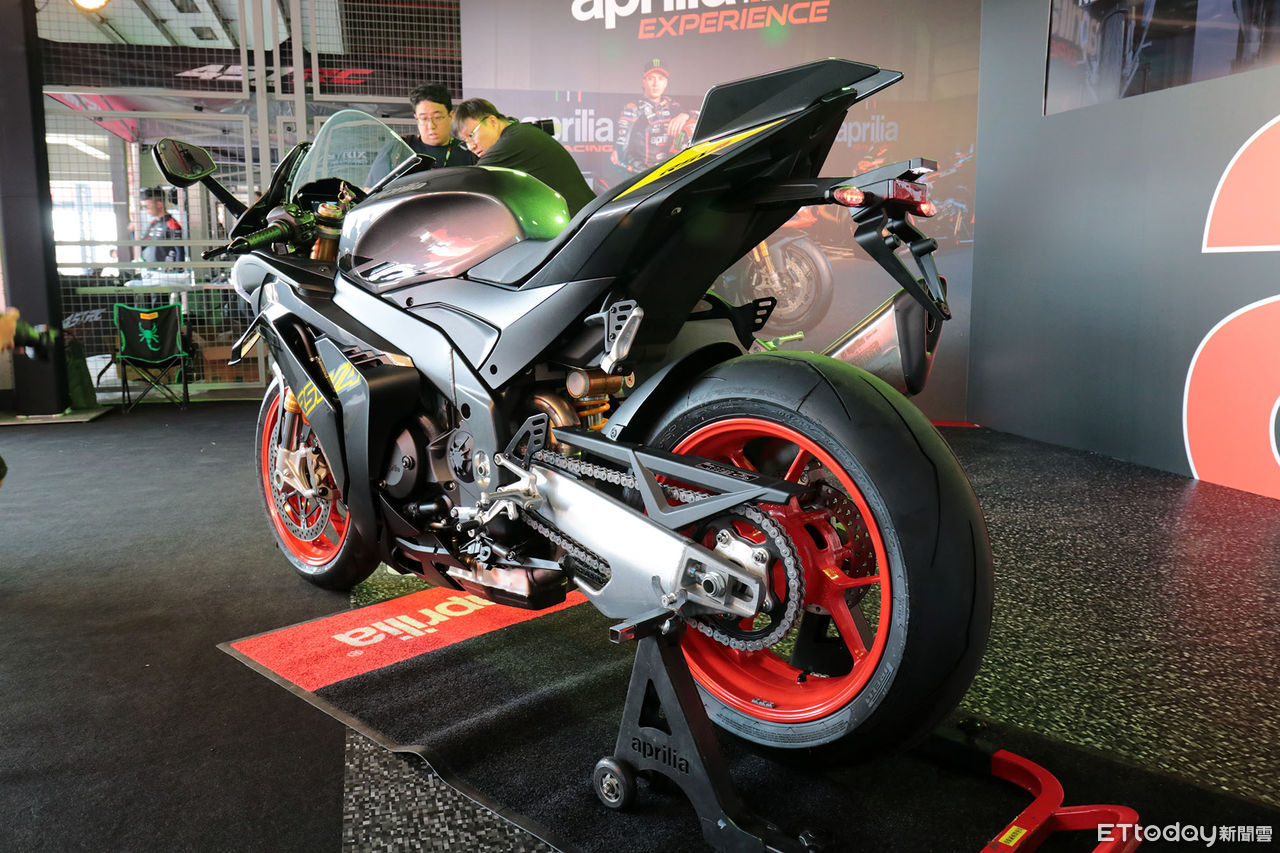 ▲51.9萬起!Aprilia「旗艦+中量級跑車重機」登台 GP級大翅膀上身。(圖/記者張慶輝攝)