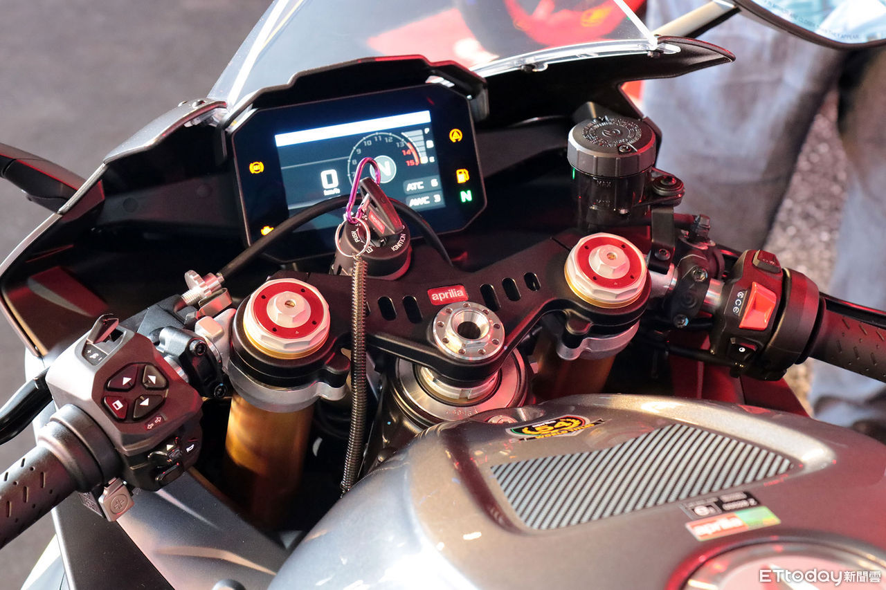▲51.9萬起!Aprilia「旗艦+中量級跑車重機」登台 GP級大翅膀上身。(圖/記者張慶輝攝)