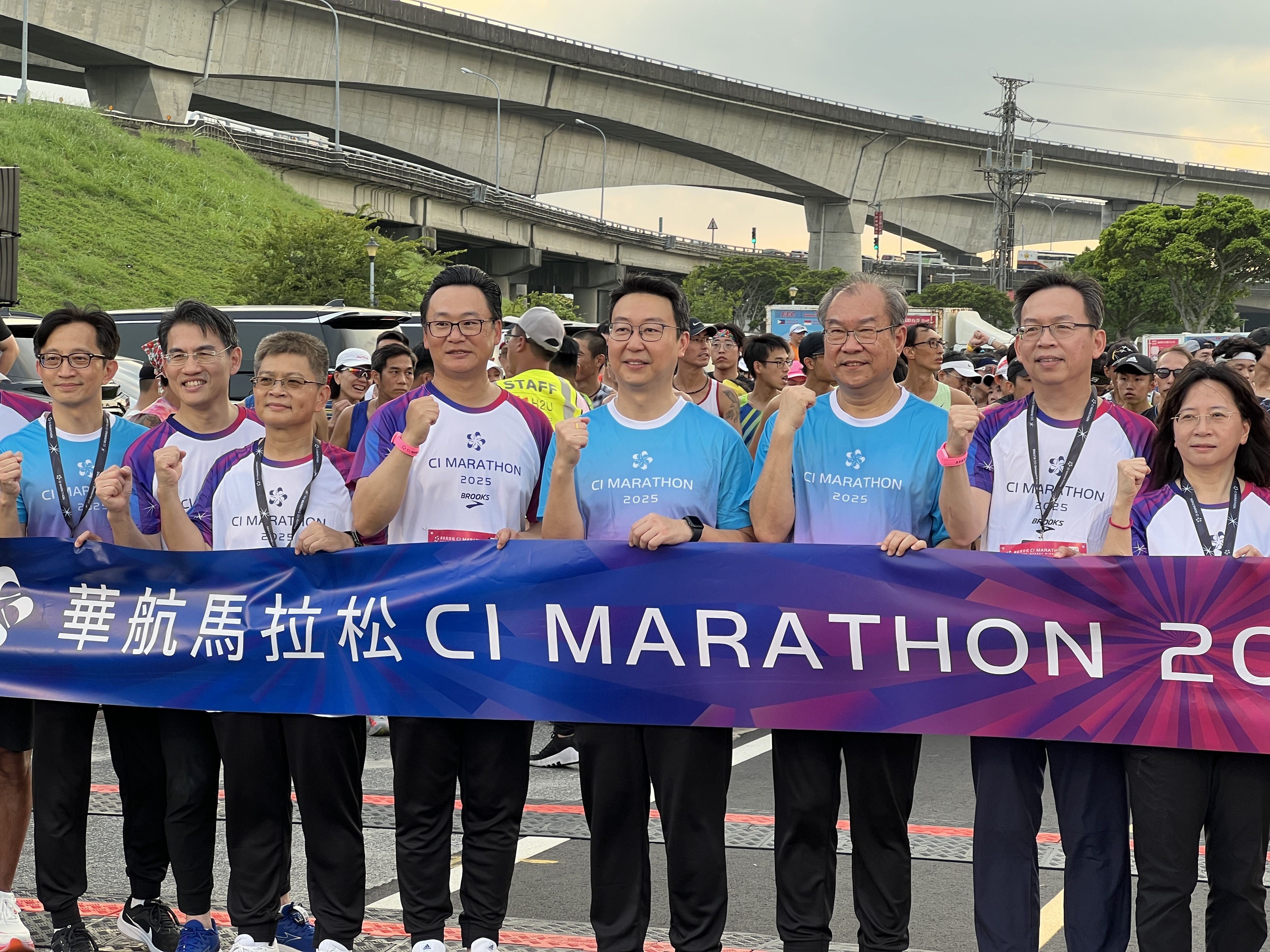 ▲▼華航第二屆馬拉松星光夜跑11日於台北大佳河濱公園盛大開跑,華航董事長高星潢與出席。(圖/記者高兆麟攝)