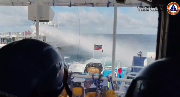 ▲▼菲律賓指控,中國海警船12日上午對菲國船隻發射水砲、蓄意衝撞。(圖/翻攝自X/Jay Tarriela)