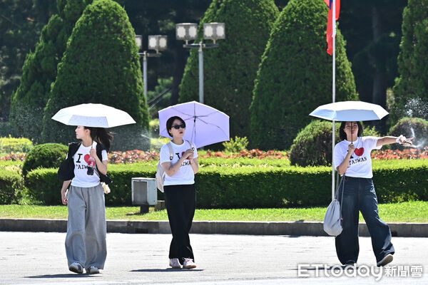 ▲▼熱浪,陽光,夏日,夏天,炎熱,陽傘,暑假,觀光客,遊客,逛街,極端高溫,中暑,酷暑,烈日,防曬,遮陽,行人,路人,悶熱,撐傘,打傘,秋老虎,天氣配圖。(圖/記者李毓康攝)