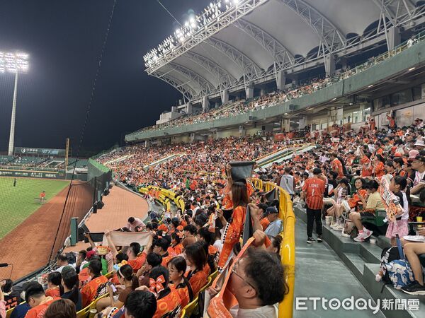 ▲▼季後挑戰賽G3澄清湖破萬觀眾。(圖/記者楊舒帆攝)