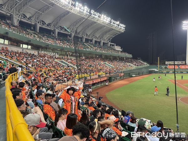 ▲▼季後挑戰賽G3澄清湖破萬觀眾。(圖/記者楊舒帆攝)