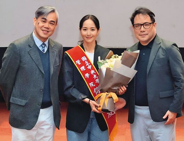 知名藝人張鈞甯(右)獲選中央大學管理學院傑出校友,今年3月與院長葉錦徽(左)合影。(中央大學提供)
