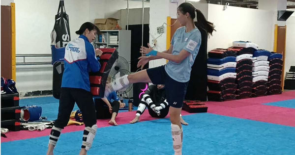 全運會在即,新北跆拳代表隊女子組羅嘉翎(右)、江宜珊把握每一秒練習機會,希望能為家鄉抱回獎牌。(圖/讀者提供)