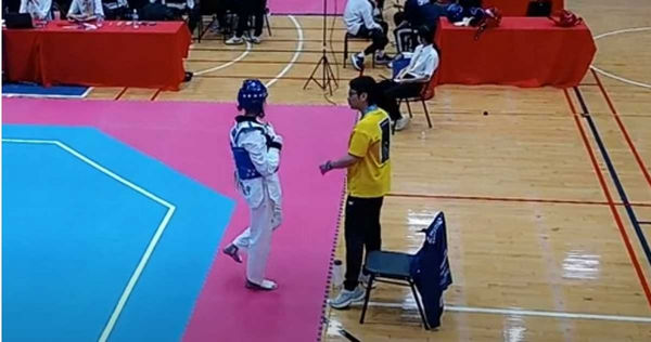 江宜珊與教練鄭嘉慶(右)感情深厚、默契十足,多次在教練的指導下順利得勝。(圖/翻攝畫面)