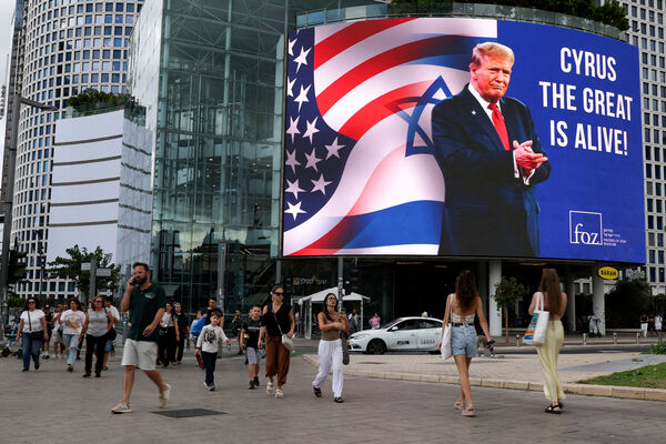 ▲▼以色列首都特拉維夫街頭懸掛感謝美國總統川普(Donald Trump)的看板。(圖/路透)