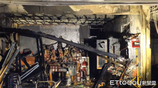 ▲▼雲林斗六民宅深夜竄火! 隔壁3人嚇到送醫。(圖/記者游瓊華翻攝)