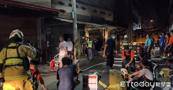 ▲▼雲林斗六民宅深夜竄火! 隔壁3人嚇到送醫。(圖/記者游瓊華翻攝)