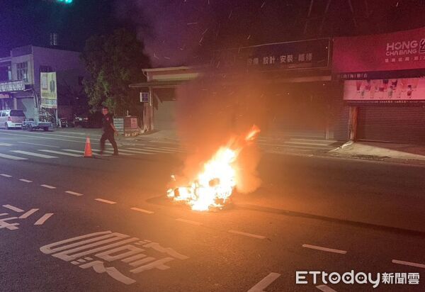 ▲台南市安南區海佃路二段凌晨發生機車自摔起火,消防人員迅速撲滅火勢。(記者林東良翻攝,下同)