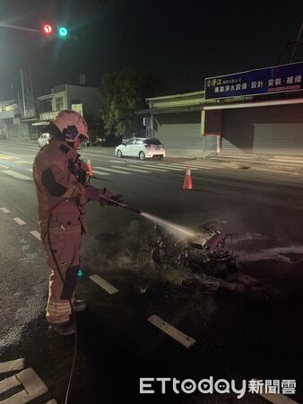 ▲台南市安南區海佃路二段凌晨發生機車自摔起火,消防人員迅速撲滅火勢。(記者林東良翻攝,下同)